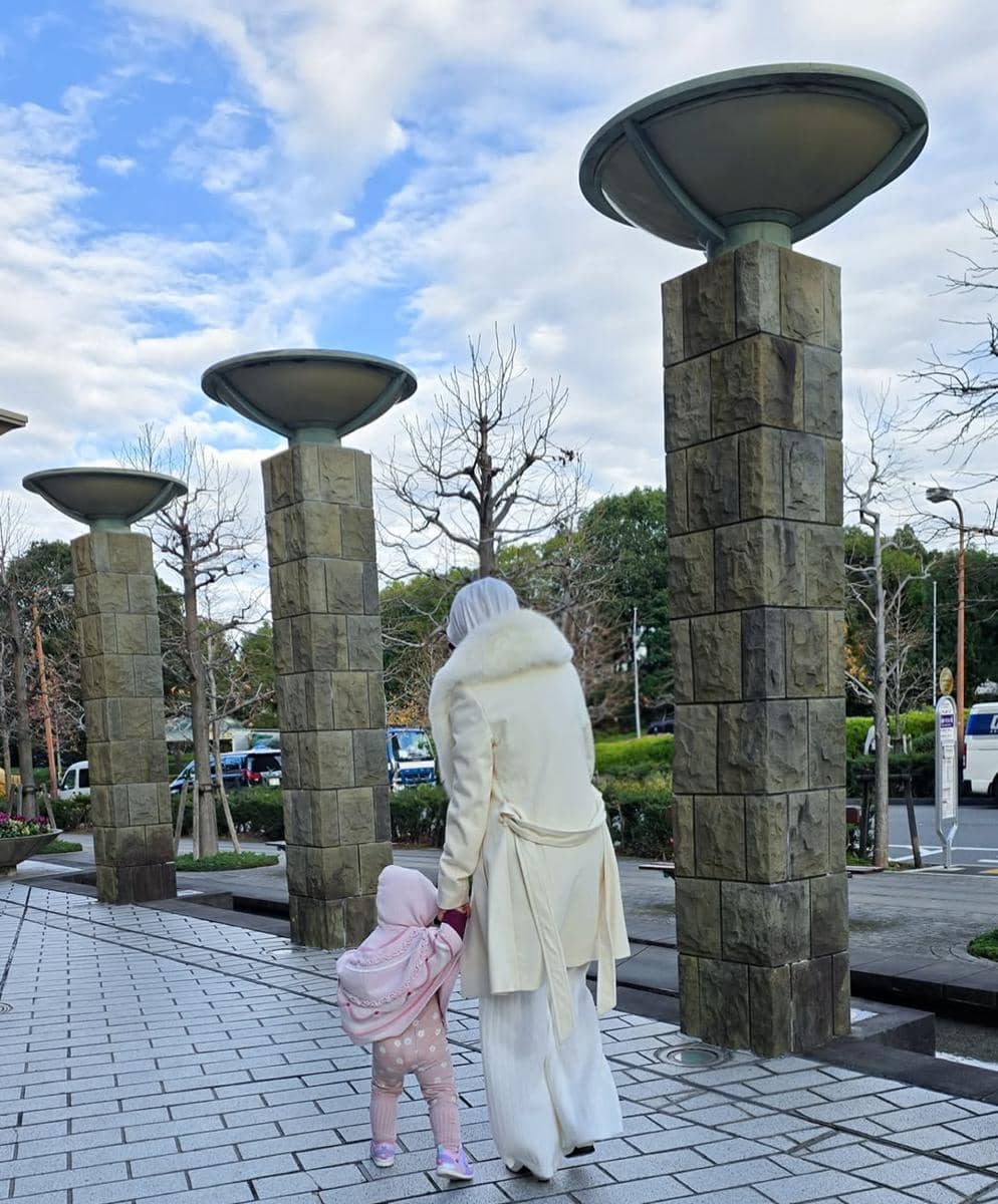 Syahrini dan Reino Barack ajak anak liburan