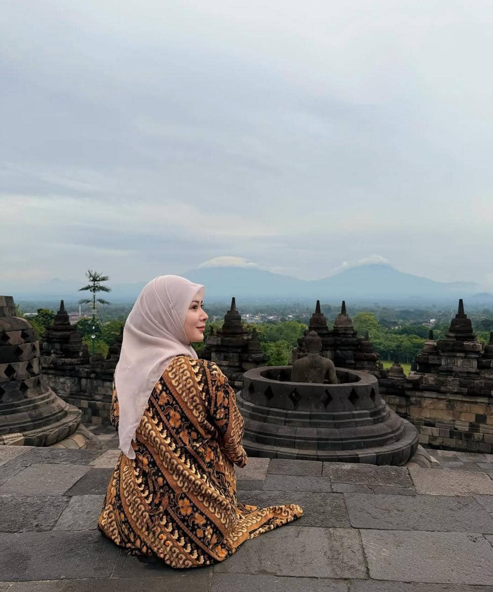 Ayana Moon belajar sejarah di Candi Borobudur Magelang