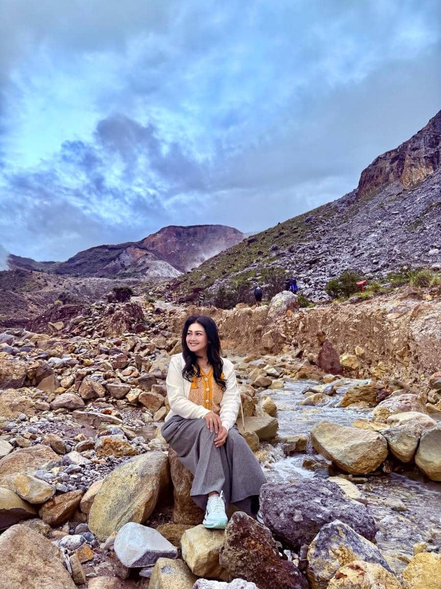 Bella Saphira menikmati keindahan Gunung Papandayan