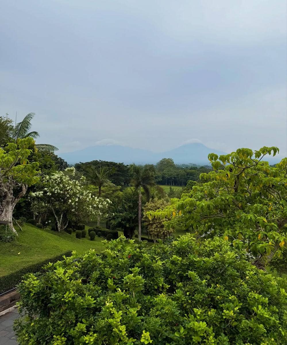 Ayana Moon belajar sejarah di Candi Borobudur Magelang