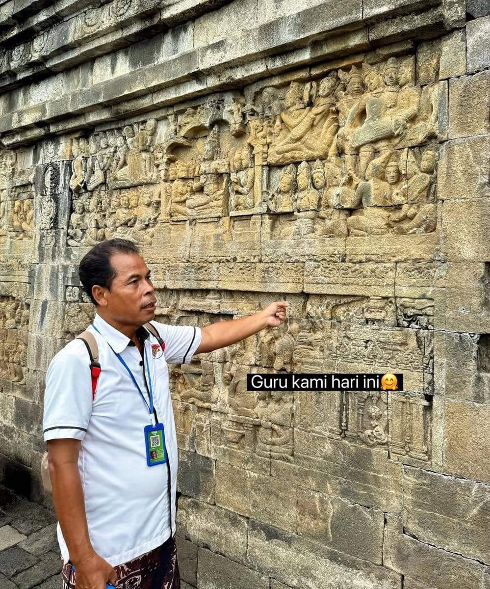 Ayana Moon belajar sejarah di Candi Borobudur Magelang