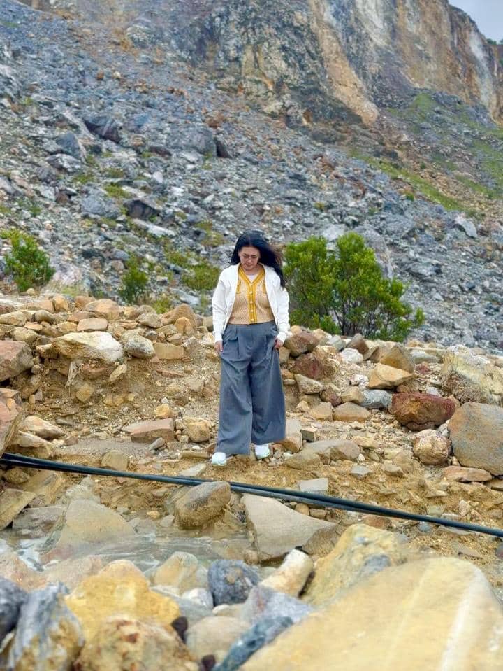 Bella Saphira menikmati keindahan Gunung Papandayan