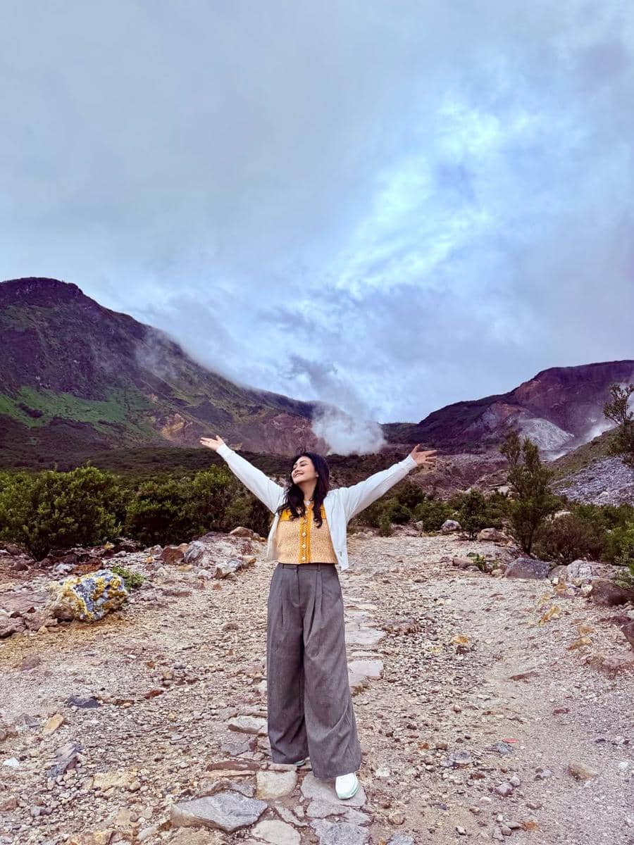 Bella Saphira menikmati keindahan Gunung Papandayan