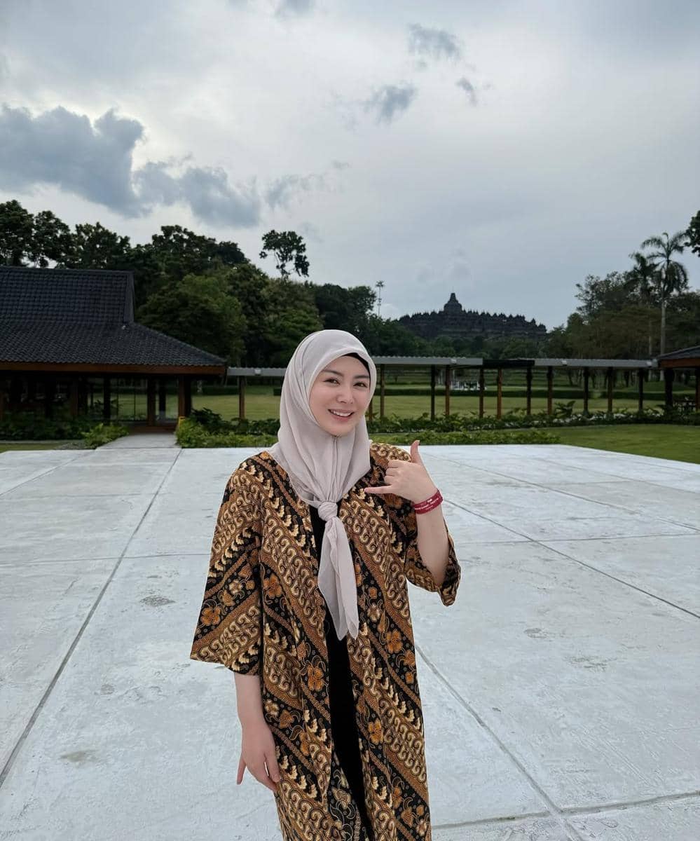 Ayana Moon belajar sejarah di Candi Borobudur Magelang