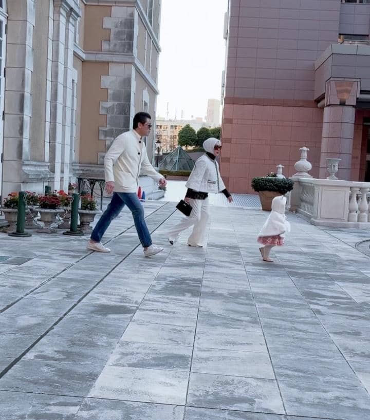 Syahrini dan Reino Barack ajak anak liburan