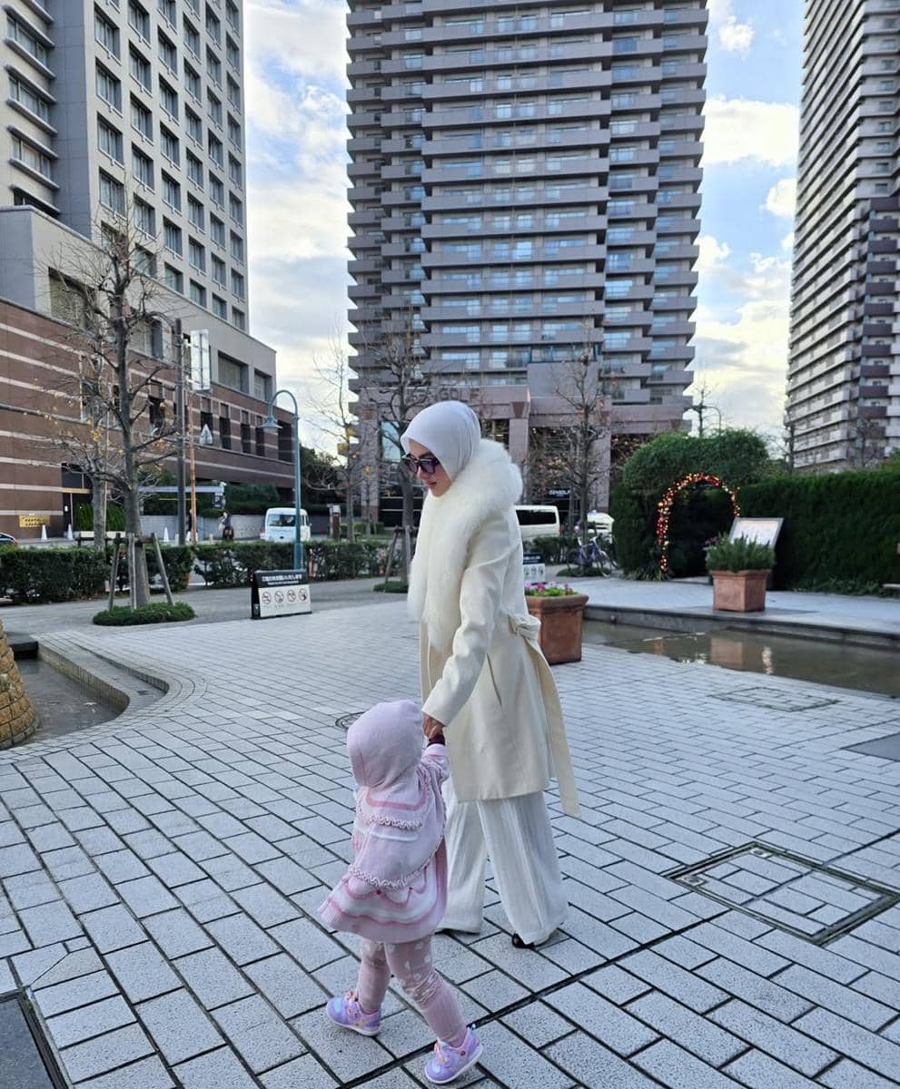 Syahrini dan Reino Barack ajak anak liburan