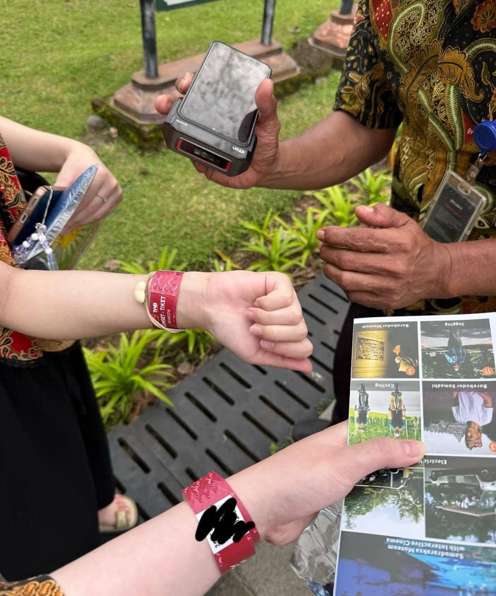 Ayana Moon belajar sejarah di Candi Borobudur Magelang