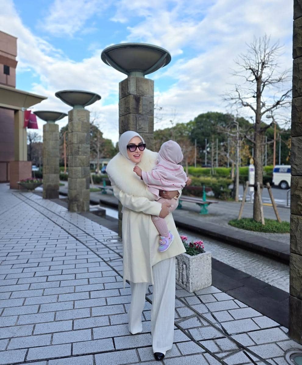 Syahrini dan Reino Barack ajak anak liburan