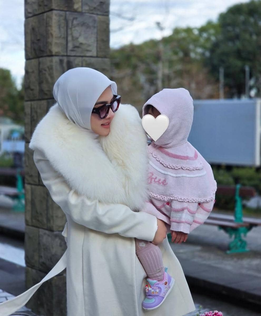 Syahrini dan Reino Barack ajak anak liburan