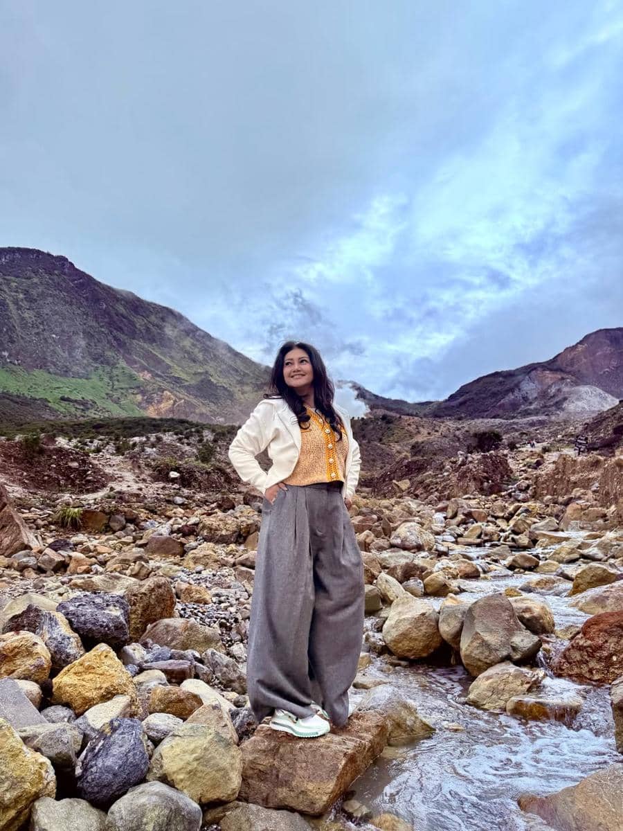 Bella Saphira menikmati keindahan Gunung Papandayan
