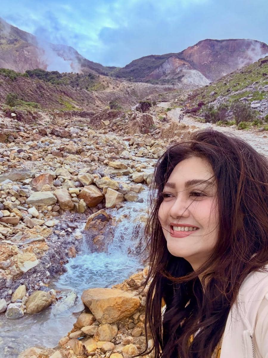 Bella Saphira menikmati keindahan Gunung Papandayan