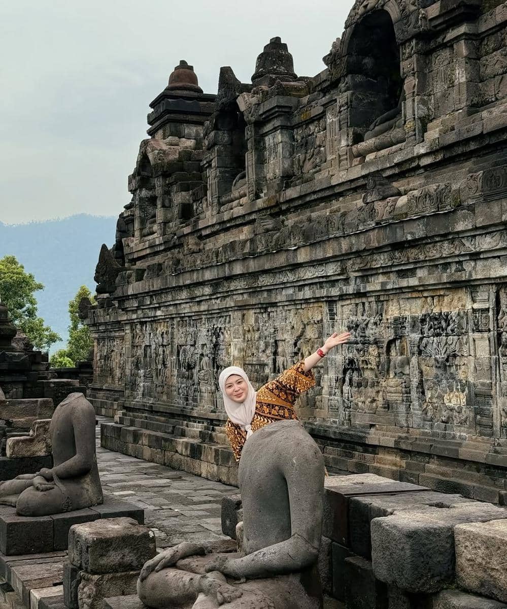 Ayana Moon belajar sejarah di Candi Borobudur Magelang