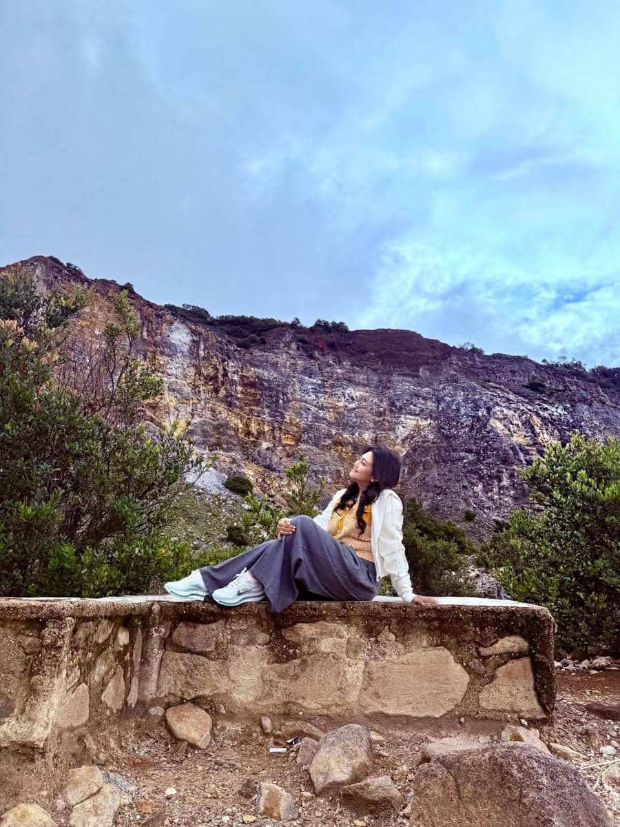 Bella Saphira menikmati keindahan Gunung Papandayan