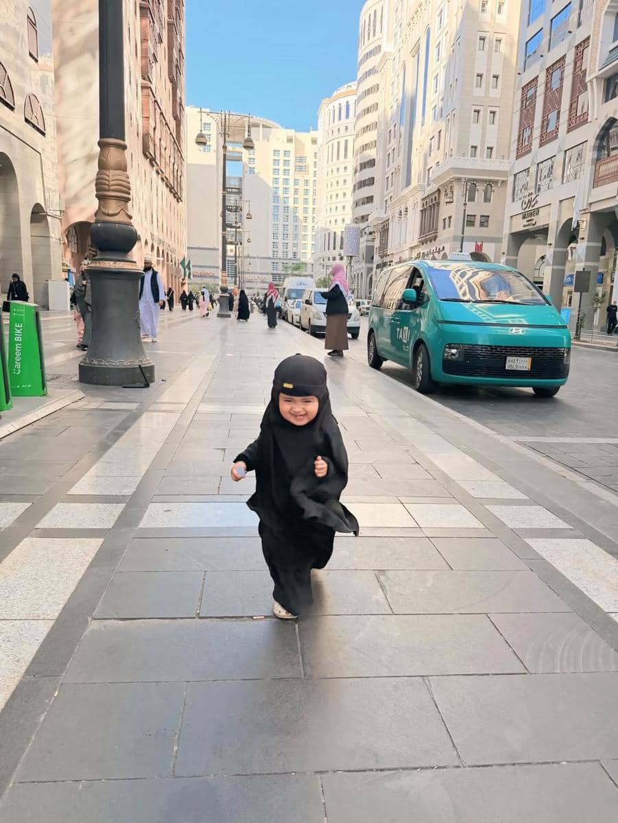 Cunda anak Denny Caknan main di Madinah