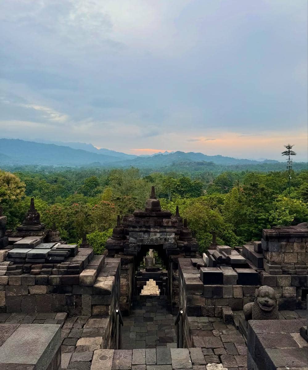 Ayana Moon belajar sejarah di Candi Borobudur Magelang