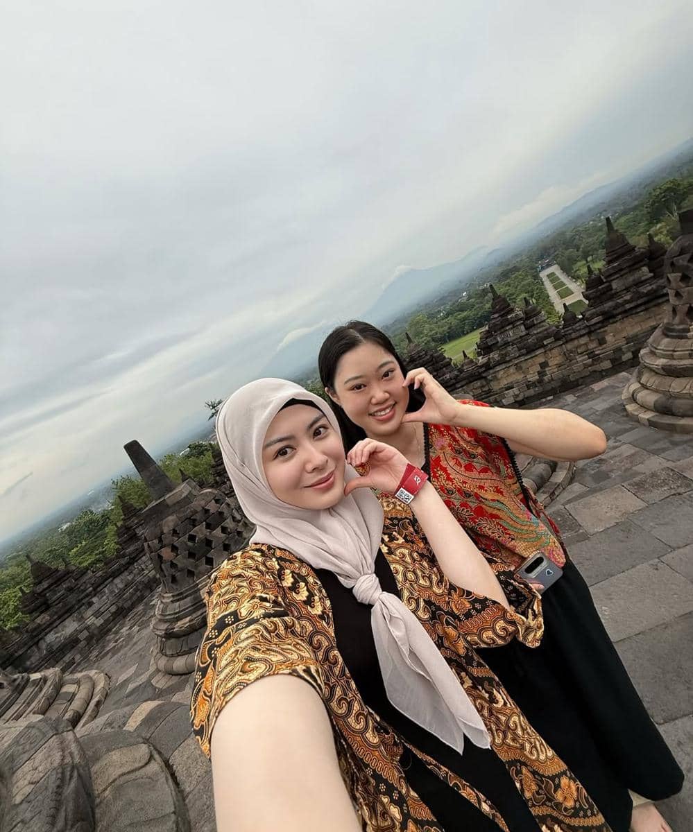 Ayana Moon belajar sejarah di Candi Borobudur Magelang