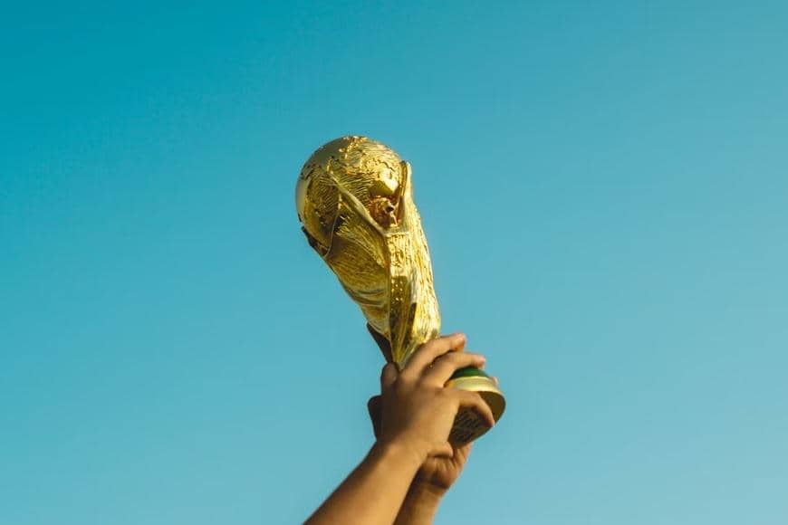 ilustrasi pemain mengangkat trofi