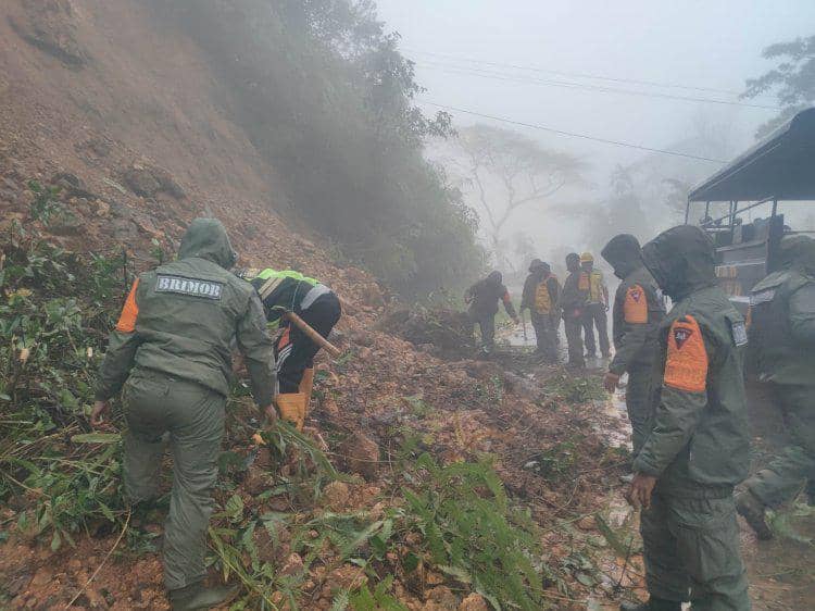 Akses jalan jalur Trans Provinsi Ruteng–Reok, NTT, tertutup longsor.