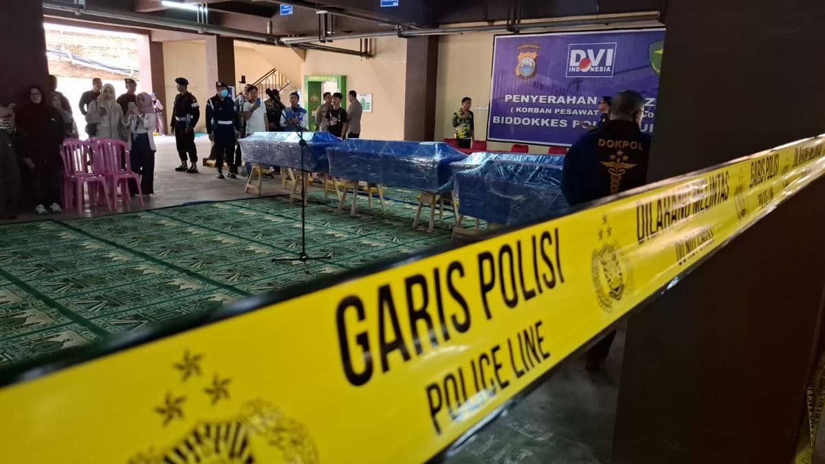 Penyerahan jenazah kecelakaan pesawat ATR 42-500 di Kantor Biddokkes Polda Sulsel, Sabtu (24/1/2026). (IDN Times/Darsil Yahya)
