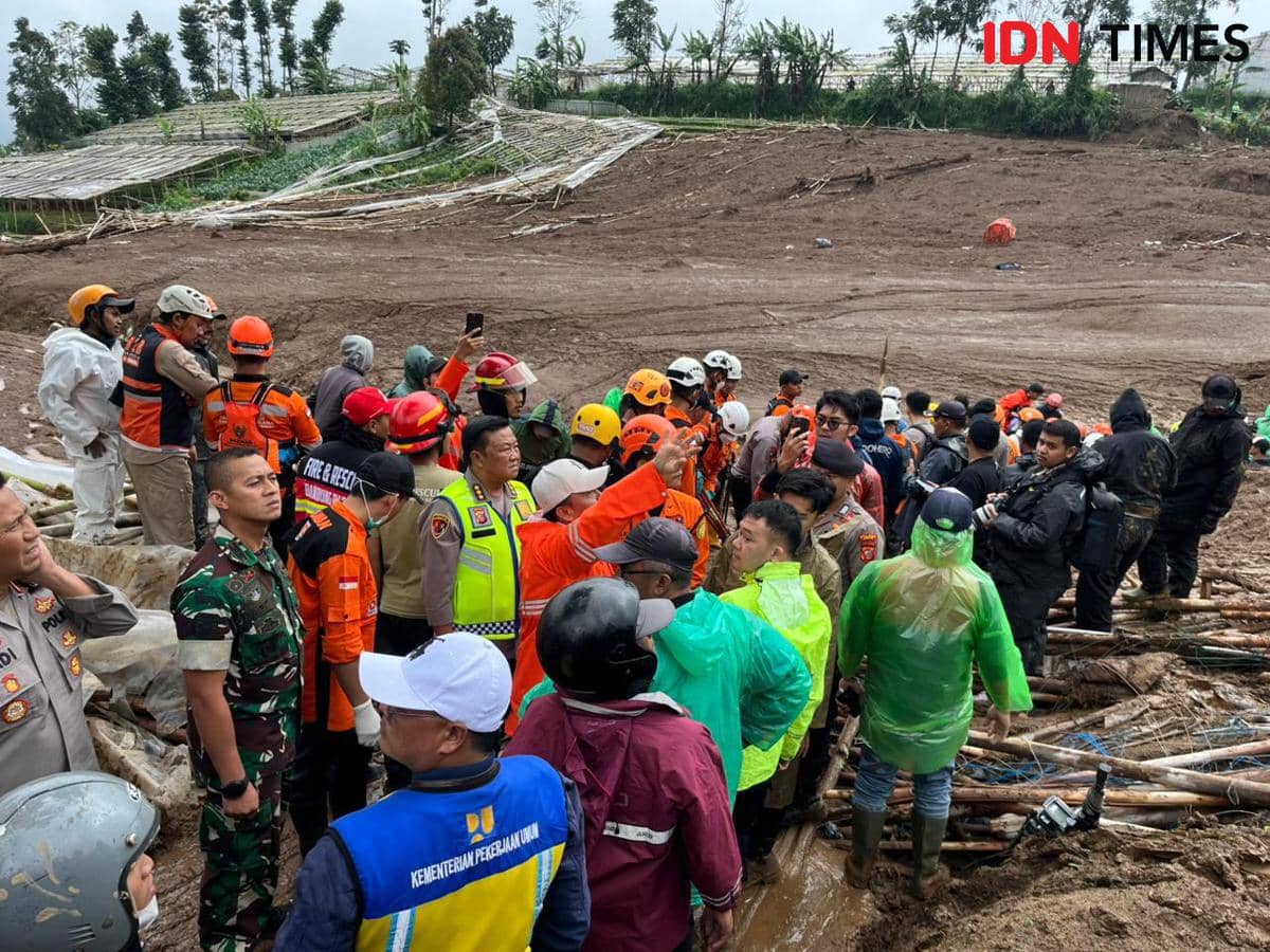 Longsor Cisarua Telan Korban Jiwa(IDN Times/Azzis Zulkhairil) 