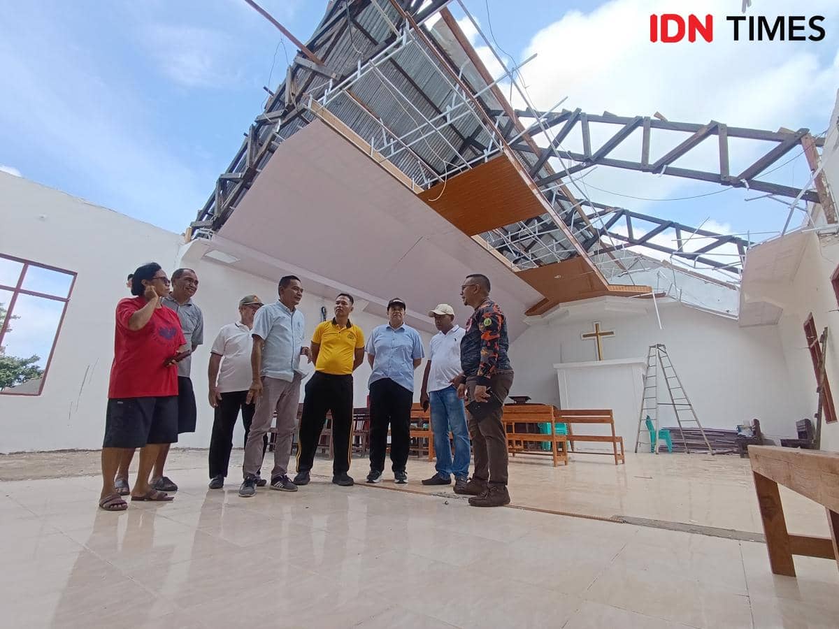 Atap gereja yang lepas akibat angin kencang di Belo, Kota Kupang. 