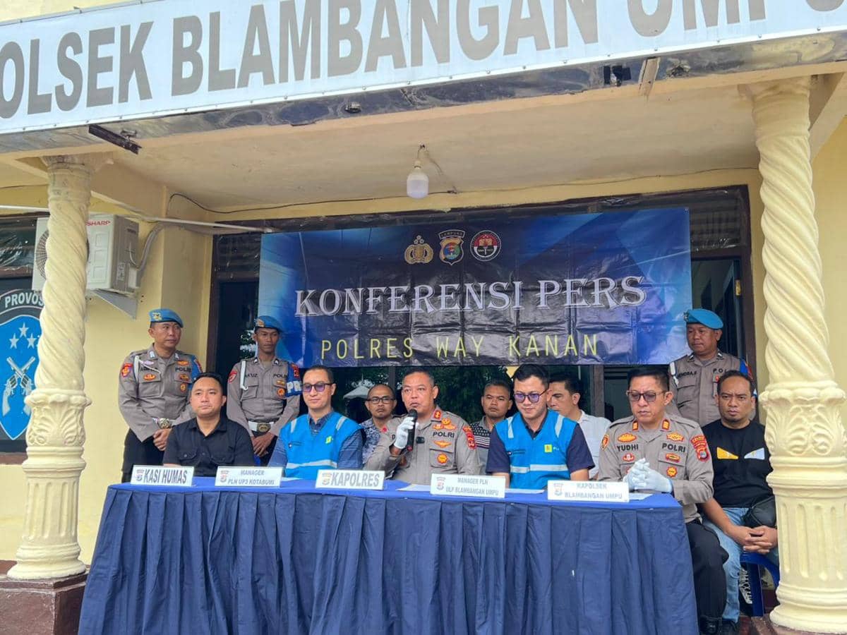 Konferensi pers kasus pencurian kabel PLN di Mapolres Way Kanan