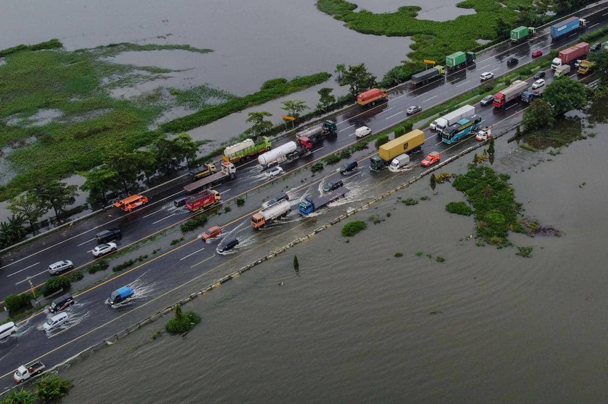 Tol Tangerang-Merak KM 50 tergenang banjir pada Jumat (23/1/2026)  