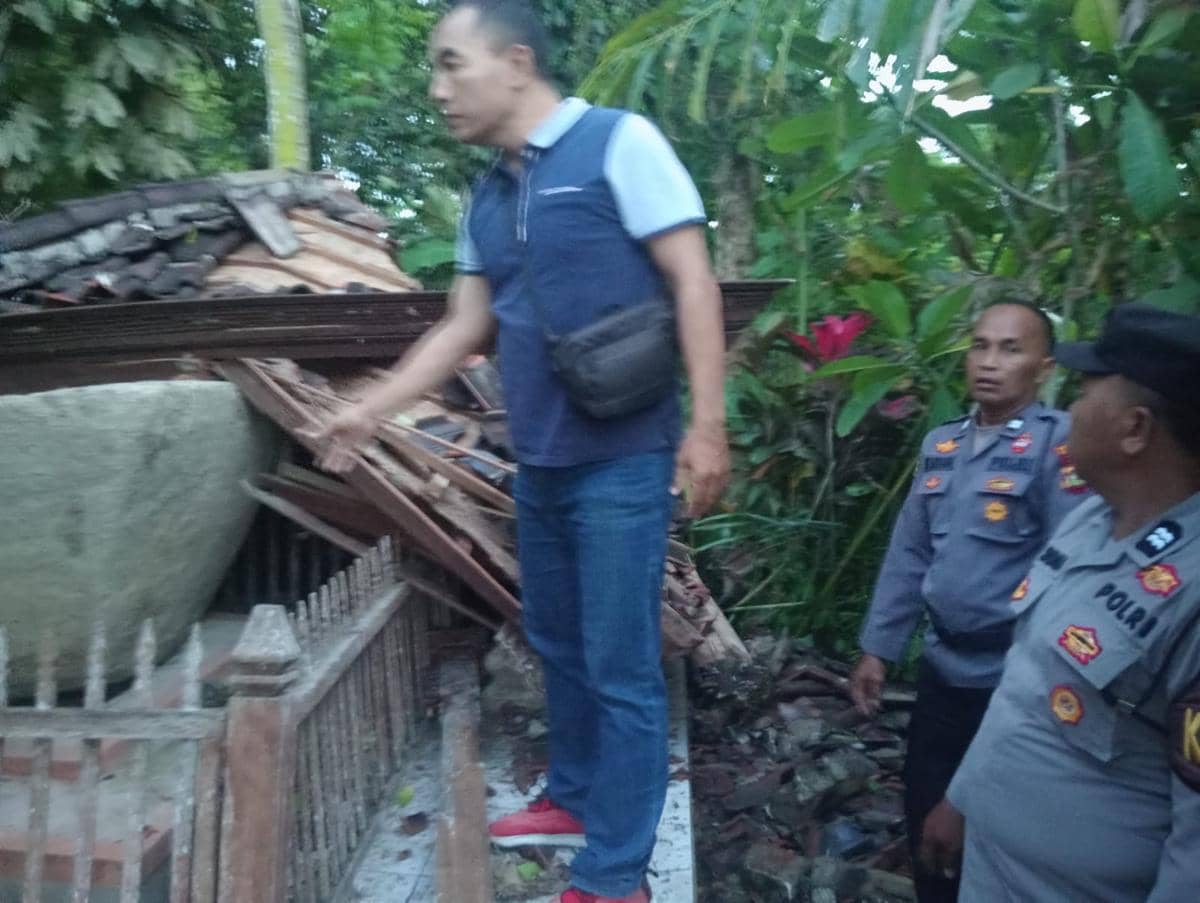 Bangunan sarkofagus di Desa Tegak, Klungkung rusak tertimpa pohon tumbang.