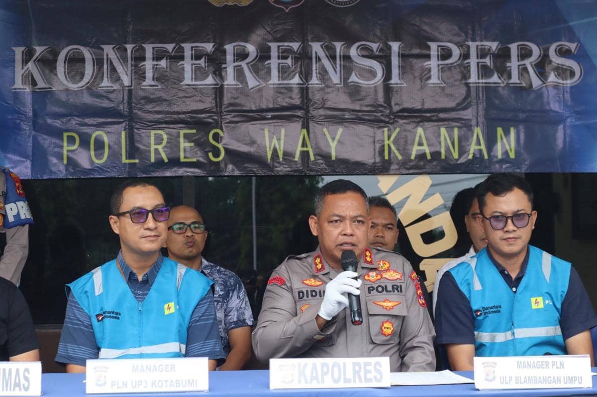 Konferensi pers kasus pencurian kabel PLN di Mapolres Way Kanan. 