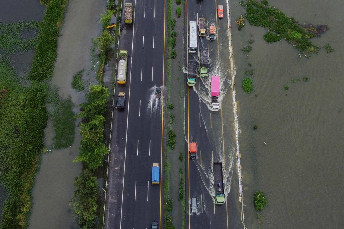 Tol Tangerang-Merak KM 50 tergenang banjir pada Jumat (23/1/2026)  (ANTARA FOTO/Muhammad Bagus Khoirunas)
