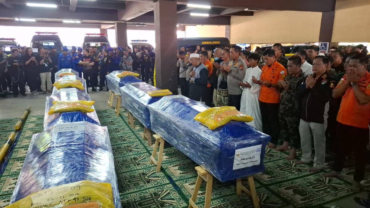 Salat jenazah saat penyerahan jenazah korban pesawat ATR 42-500 di Kantor Biddokkes Polda Sulsel, Sabtu (24/1/2026). (IDN Times/Darsil Yahya)