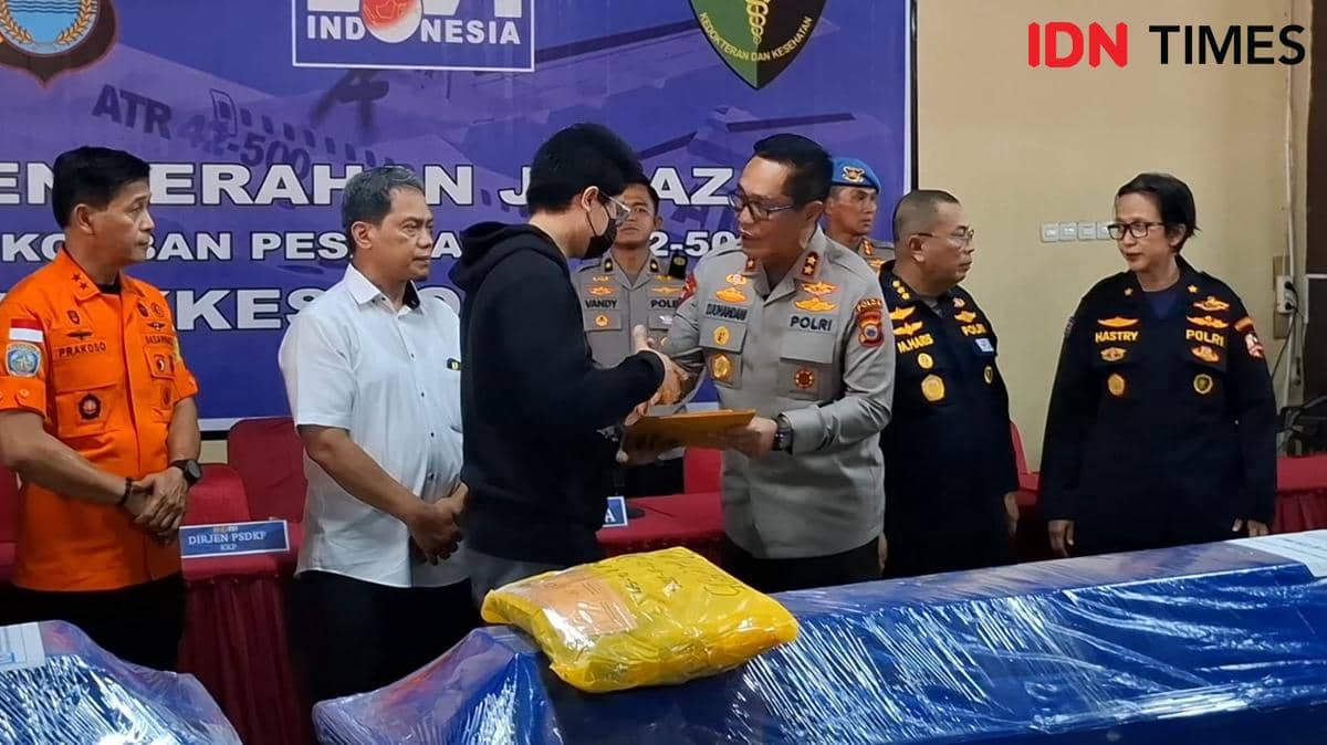 Penyerahan jenazah kecelakaan pesawat ATR 42-500 di Kantor Biddokkes Polda Sulsel, Sabtu (24/1/2026). (IDN Times/Darsil Yahya)