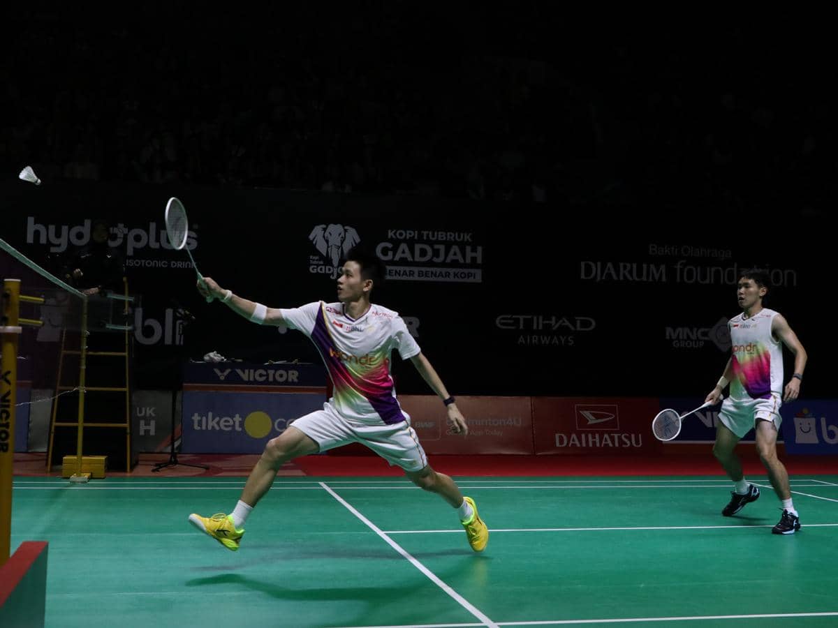 Hasil manis dipetik ganda putra muda Indonesia, Raymond Indra/Nikolaus Joaquin yang menaklukkan Derby Tuan Rumah di semifinal Indonesia Masters 2026