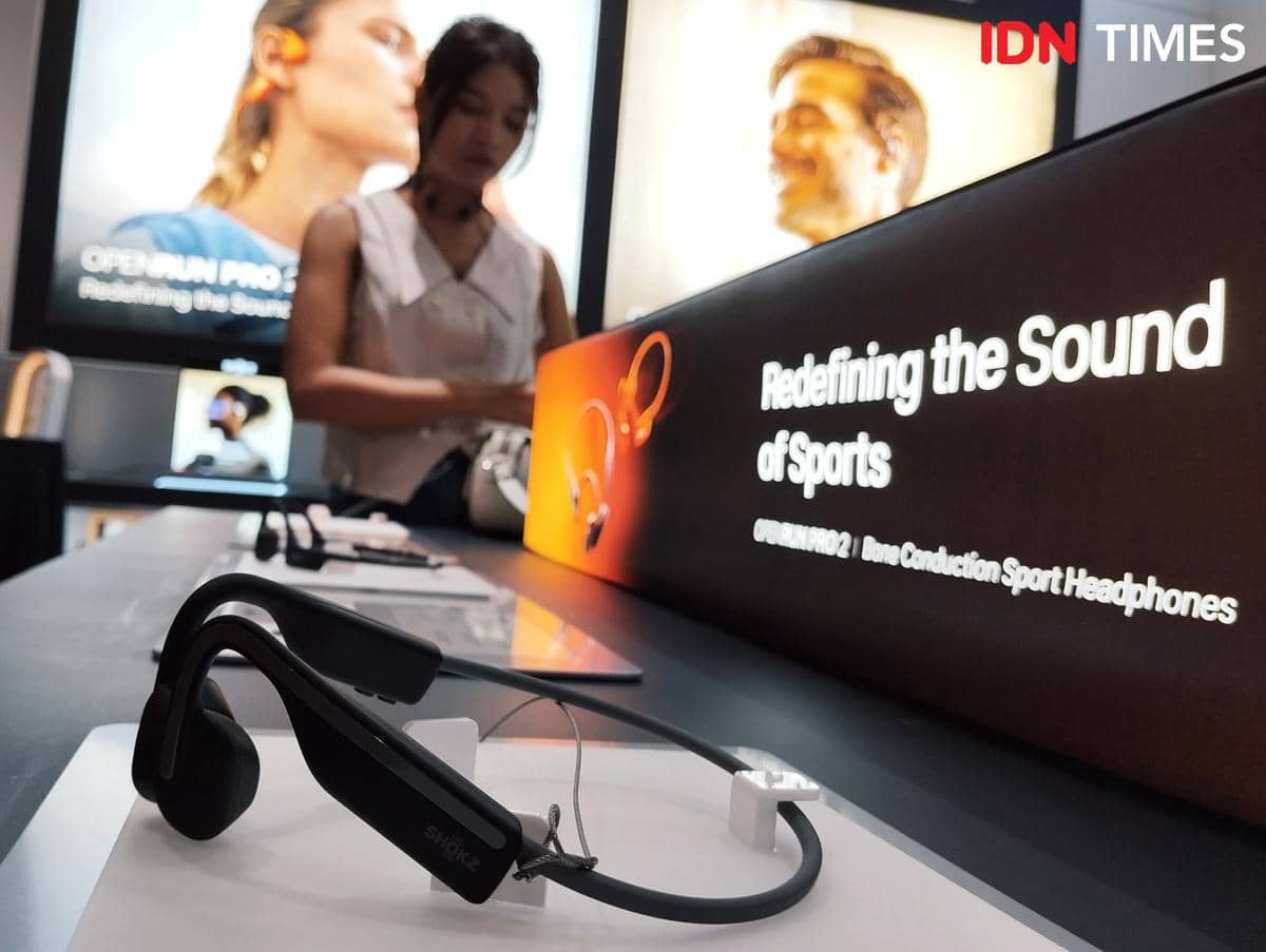 Pengunjung mencoba salah satu produk audio open-ear Shokz di DP Mall Semarang. (IDN Times/Dhana Kencana)