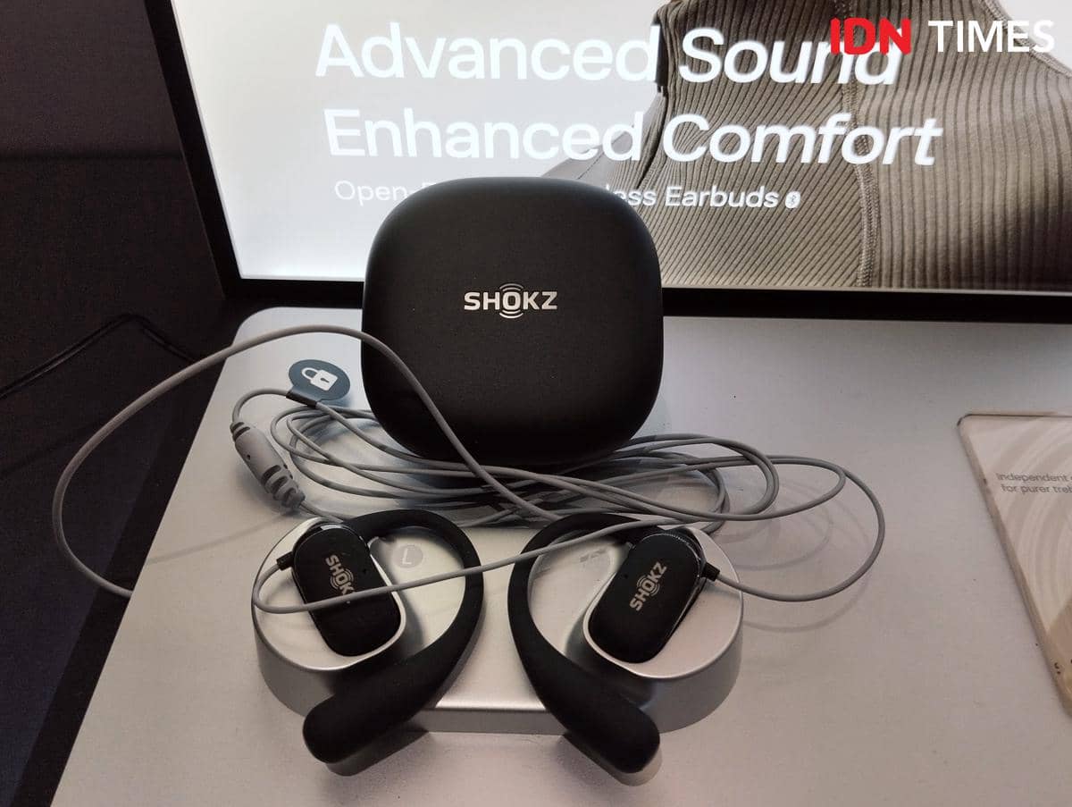 Salah satu produk audio open-ear Shokz di DP Mall Semarang. (IDN Times/Dhana Kencana)