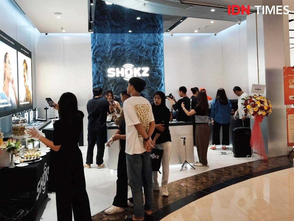 Suasana pengenalan produk audio open-ear Shokz di DP Mall Semarang. (IDN Times/Dhana Kencana)