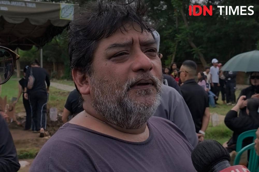 Potret Feroz Marikar di pemakaman Lula Lahfah, Sabtu (24/1/2026)