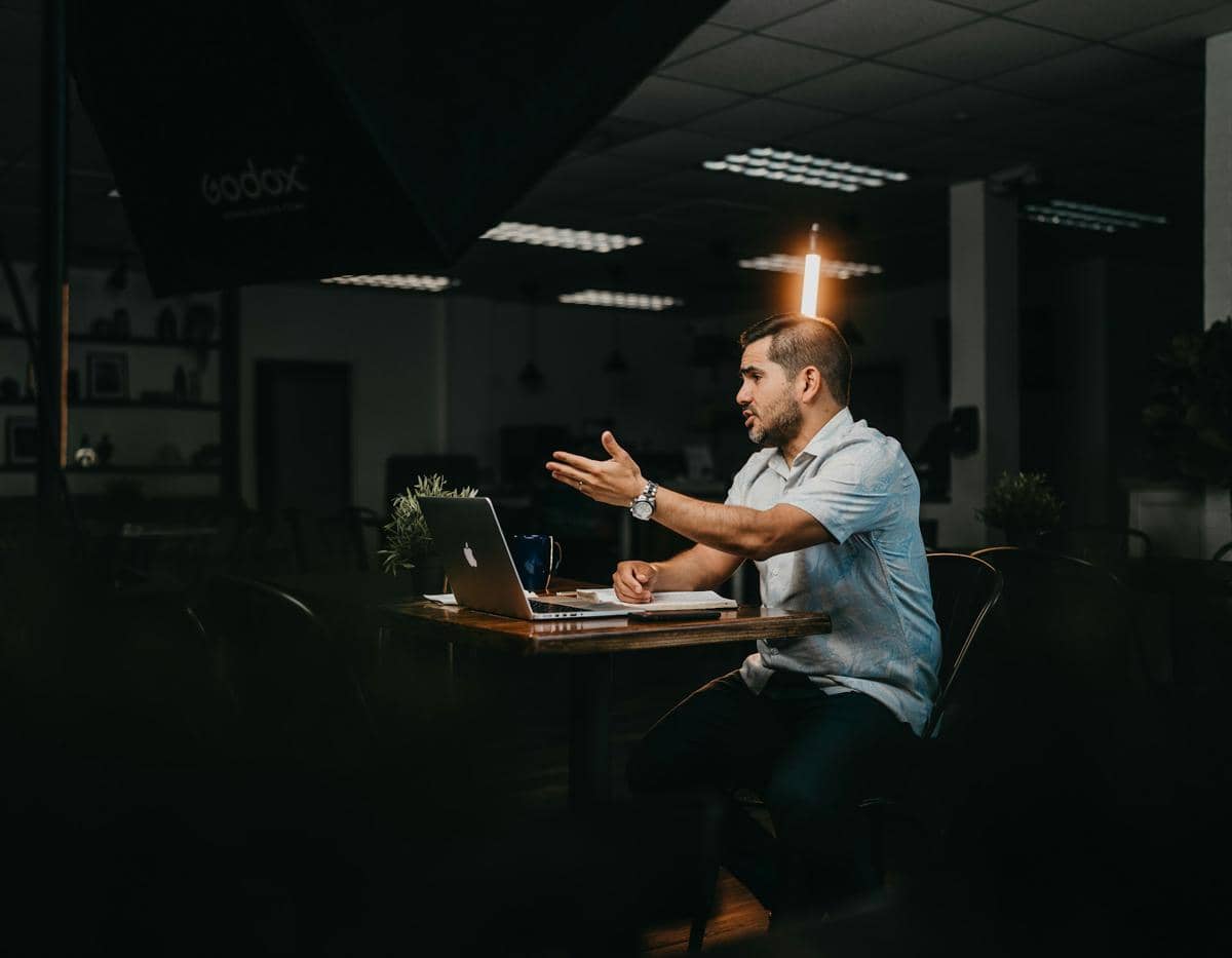 ilustrasi lembur kerja