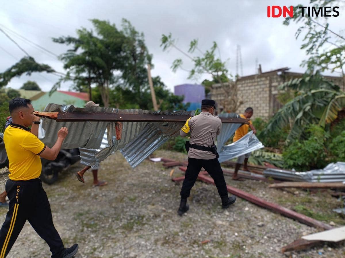 Atap rumah dari seng yang lepas akibat angin kencang di Belo, Kota Kupang.