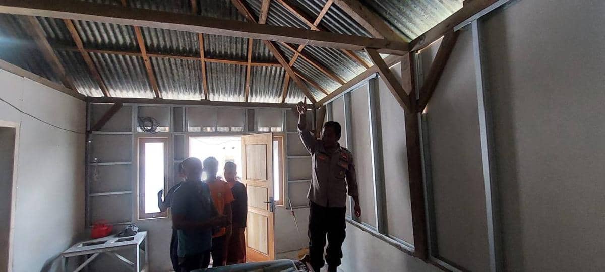 Lokasi penemuan jenazah korban yang tergantung di kayu plafon rumah orang tuanya.