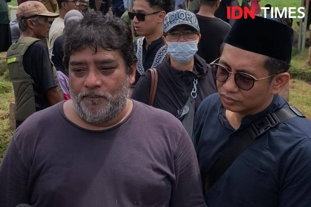 Potret Feroz Marikar di pemakaman Lula Lahfah, Sabtu (24/1/2026)