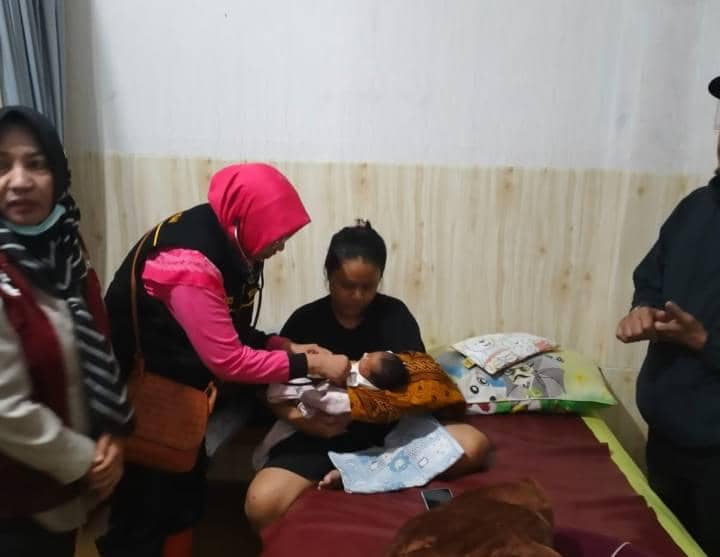 Ibu hamil melahirkan di tengah banjir Kota Tangerang