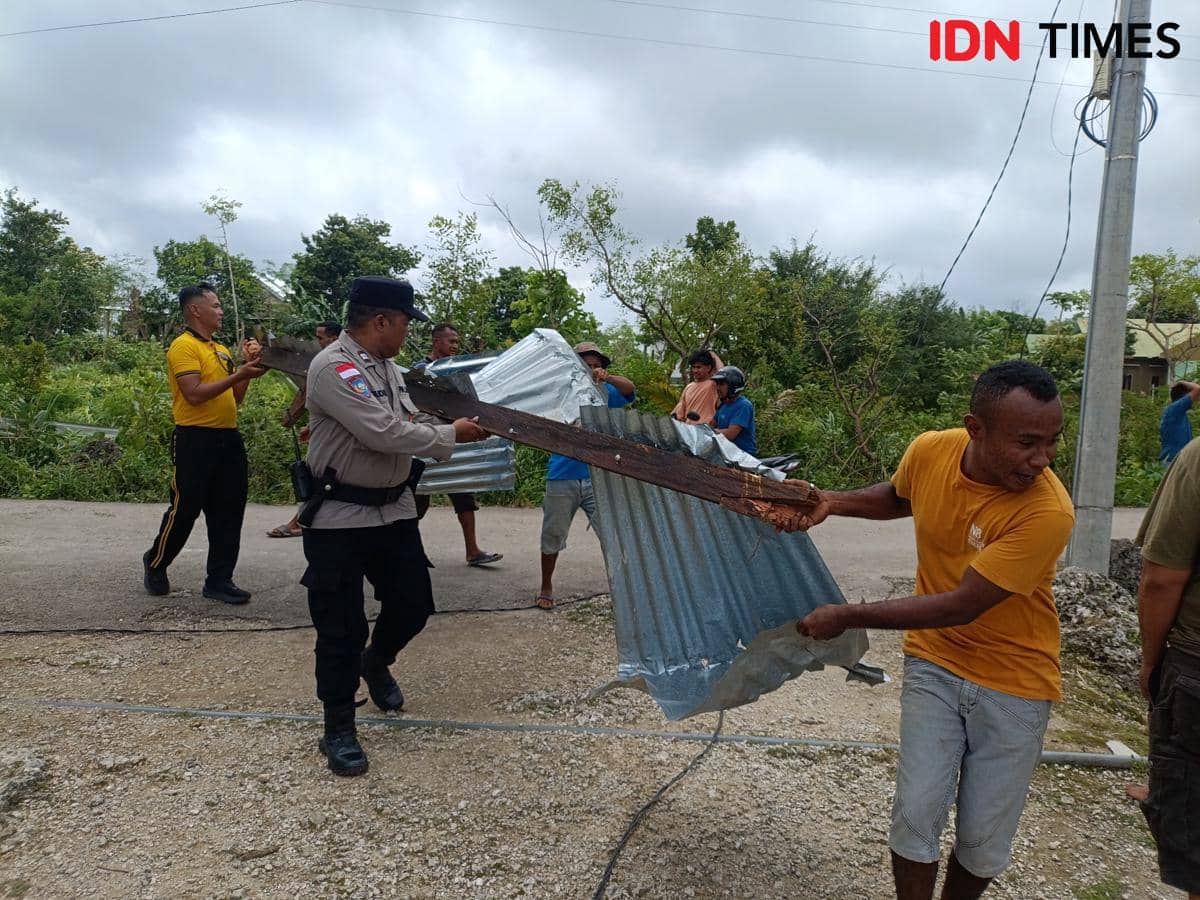 Atap rumah dari seng yang lepas akibat angin kencang di Belo, Kota Kupang. 
