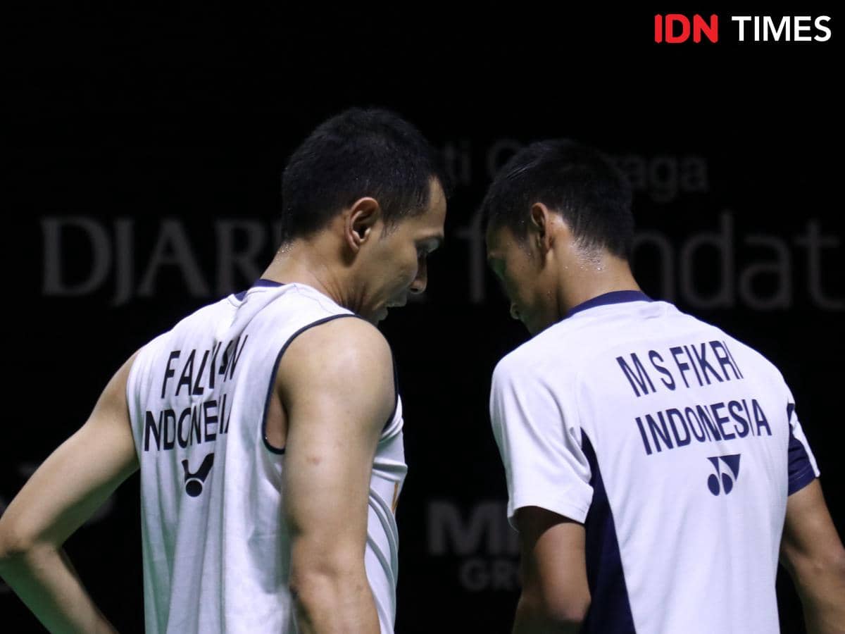 Fajar Alfian/Muhammad Shiohibul Fikri dikalahkan pasangan muda Raymond Indra/Nikolaus Joaquin di perempat final Indonesia Masters 2026