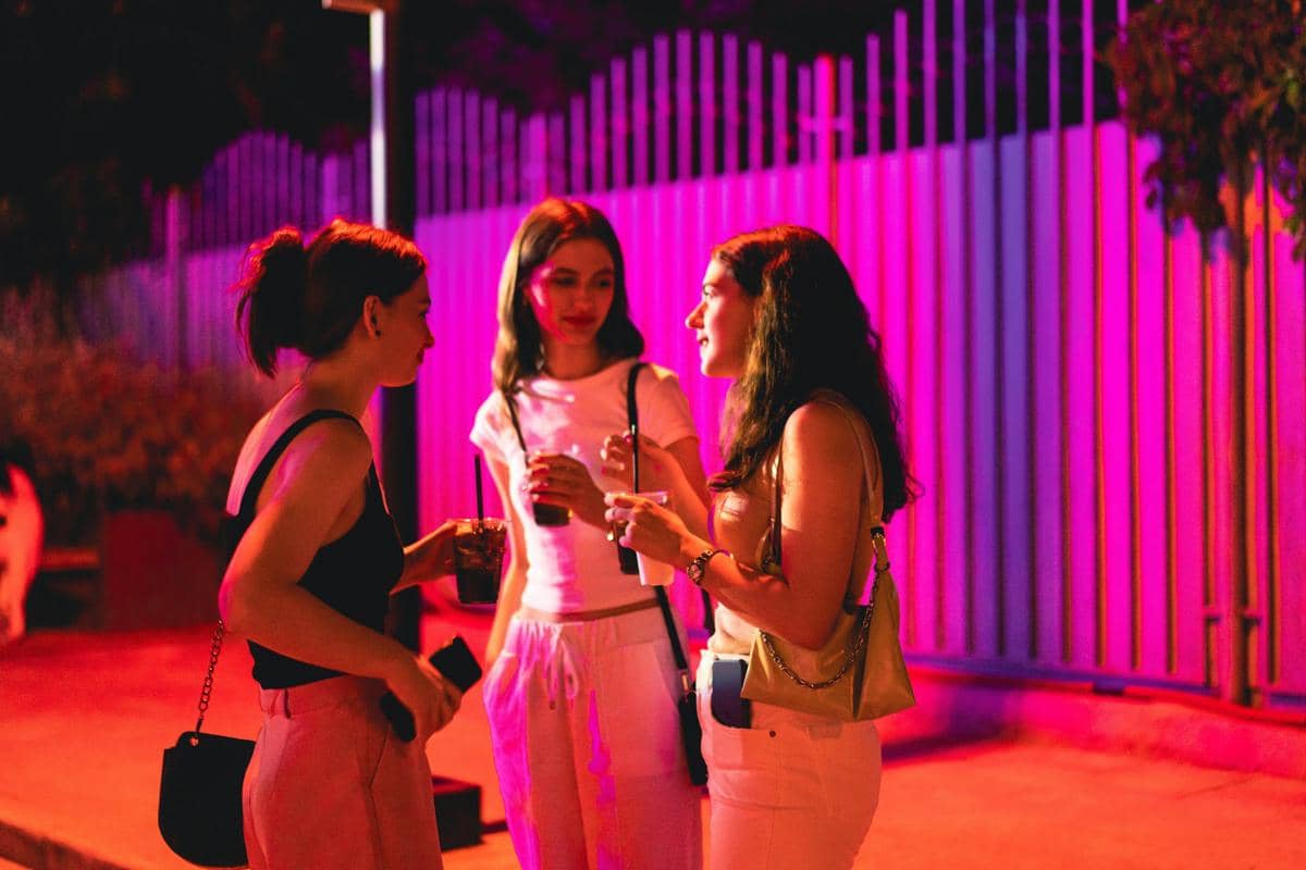 ilustrasi hangout bareng teman 