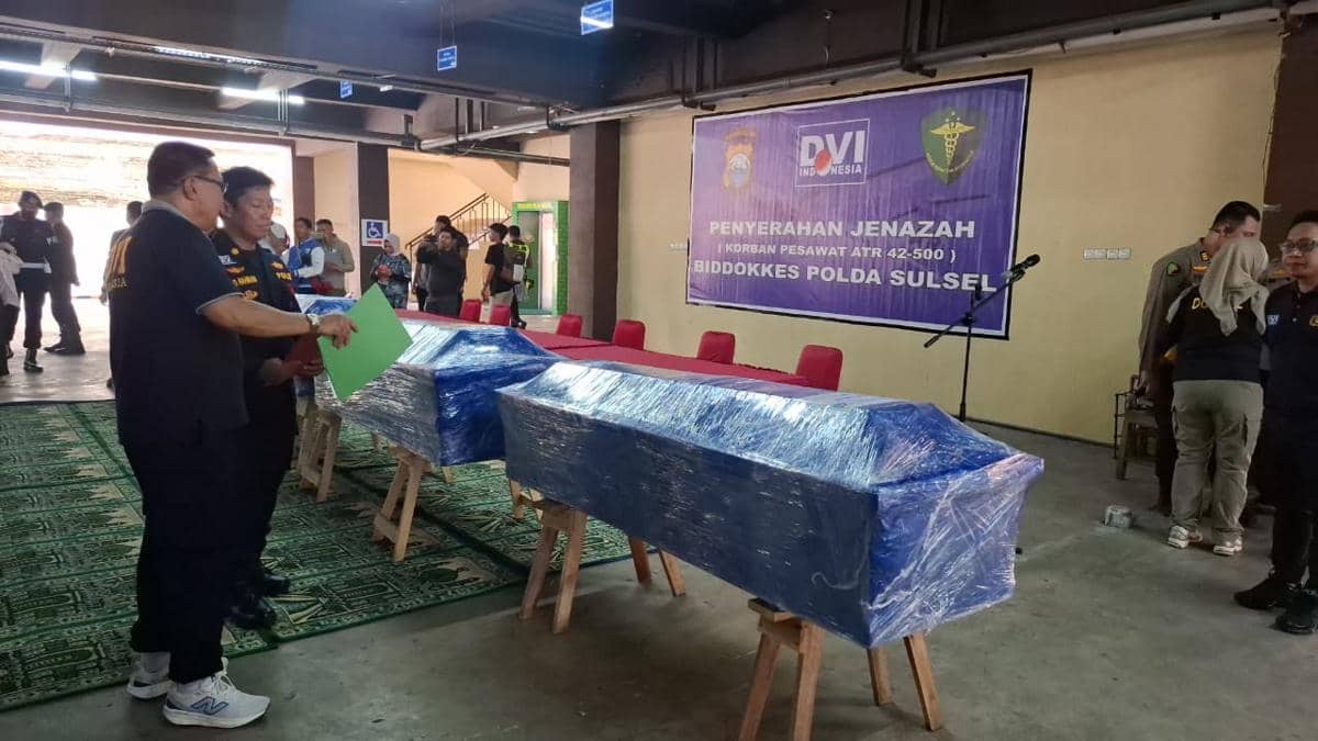Penyerahan jenazah kecelakaan pesawat ATR 42-500 di Kantor Biddokkes Polda Sulsel, Sabtu (24/1/2026). (IDN Times/Darsil Yahya)