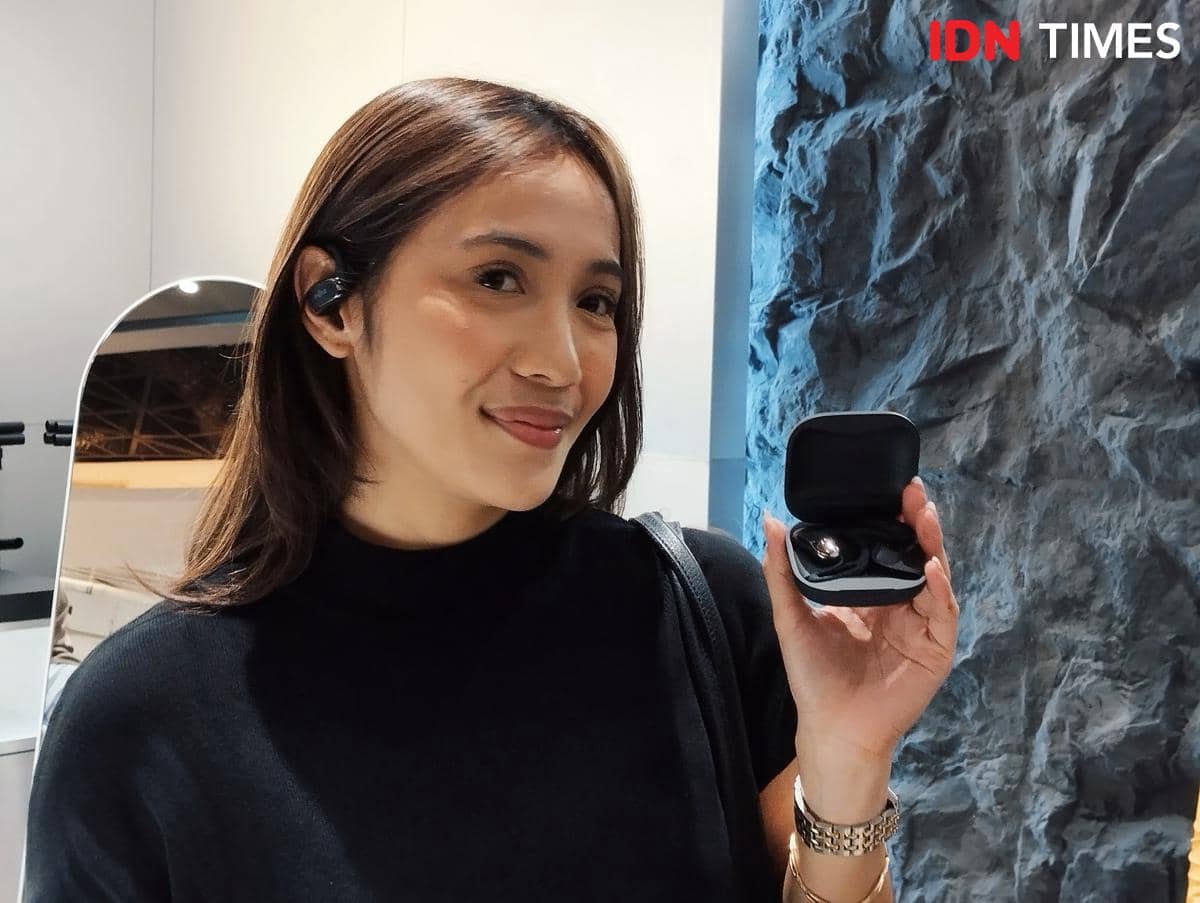 Pengunjung mencoba salah satu produk audio open-ear Shokz di DP Mall Semarang. (IDN Times/Dhana Kencana)