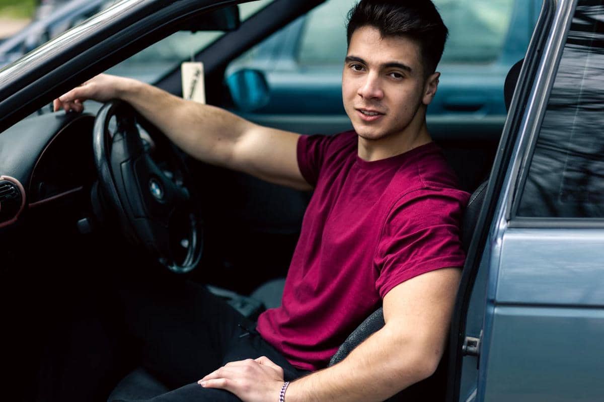 ilustrasi berpose di dalam mobil