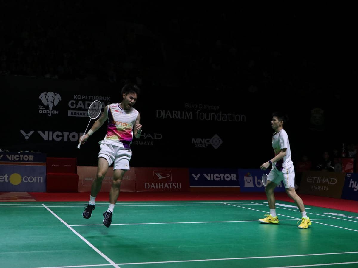 Hasil manis dipetik ganda putra muda Indonesia, Raymond Indra/Nikolaus Joaquin yang menaklukkan Derby Tuan Rumah di semifinal Indonesia Masters 2026