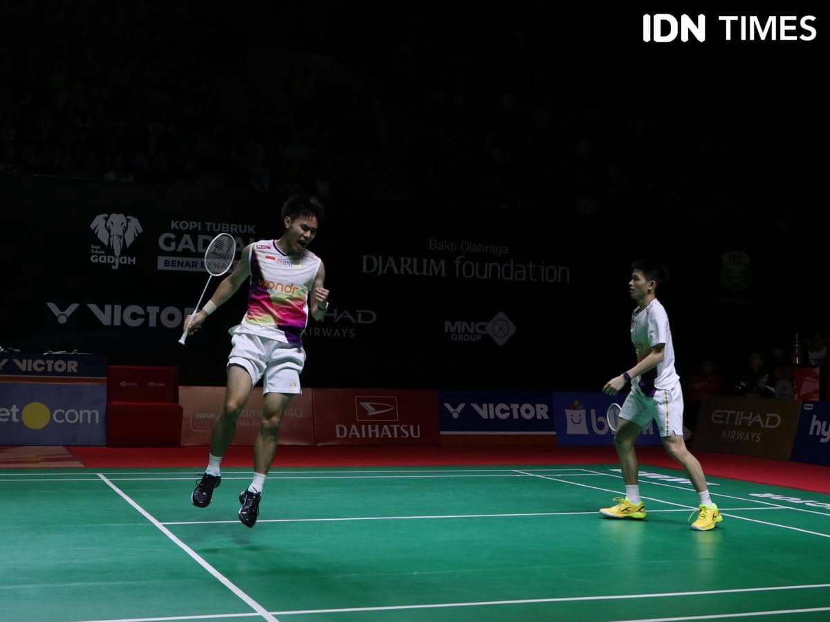 Hasil manis dipetik ganda putra muda Indonesia, Raymond Indra/Nikolaus Joaquin yang menaklukkan Derby Tuan Rumah di semifinal Indonesia Masters 2026